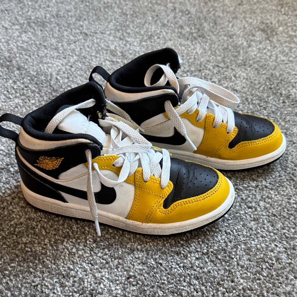 Jordan 1 Mid shoes